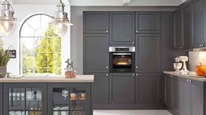 Einbauküche WERT KÜCHE® aus Holz in Schwarz WERT KÜCHE® Vienna mit Miele Backofen Lavaschwarz Satin – zweizeilig