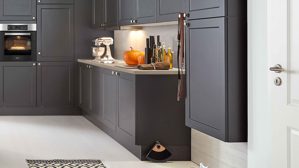 Einbauküche WERT KÜCHE® aus Holz in Schwarz WERT KÜCHE® Vienna mit Miele Backofen Lavaschwarz Satin – zweizeilig