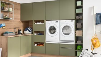 Einbauküche Interliving aus Holz in Grün Interliving Küche Serie 3074 - Hauswirtschaftsraumlösung Olive & Vulkaneiche – Stellfläche ca. 190 x 275 cm