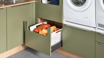 Einbauküche Interliving aus Holz in Grün Interliving Küche Serie 3074 - Hauswirtschaftsraumlösung Olive & Vulkaneiche – Stellfläche ca. 190 x 275 cm