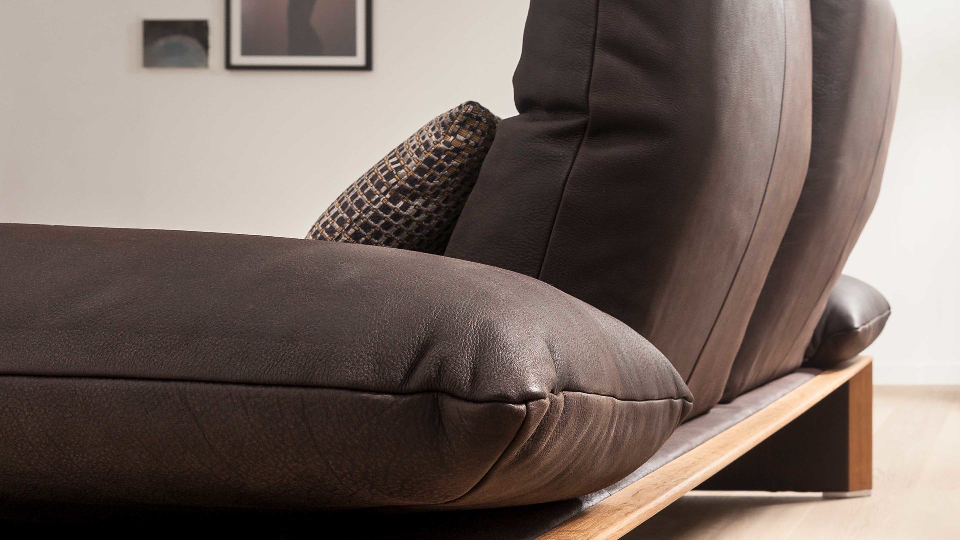 2,5-Sitzer Koinor aus Leder in Dunkelbraun KOINOR 2,5-Sitzer Ledersofa Harriet schokofarbenes Leder India & Wildeiche – Länge ca. 236 cm