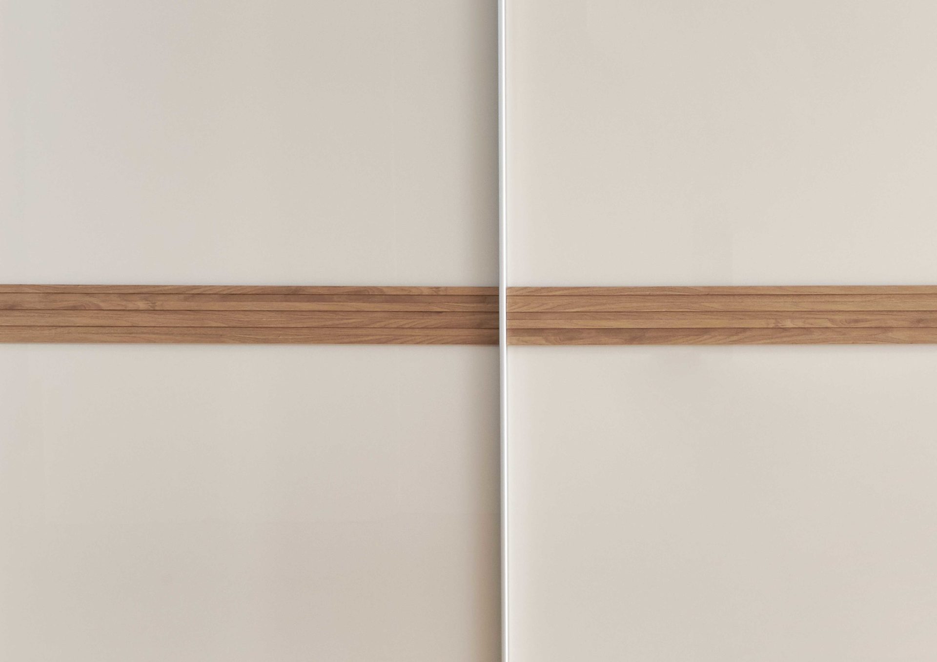 Kleiderschrank Staud aus Holz in Weiß STAUD Schwebetürenschrank Sinfonie Plus Elfenbein & Trentino Eiche – drei Türen, Breite ca. 298 cm