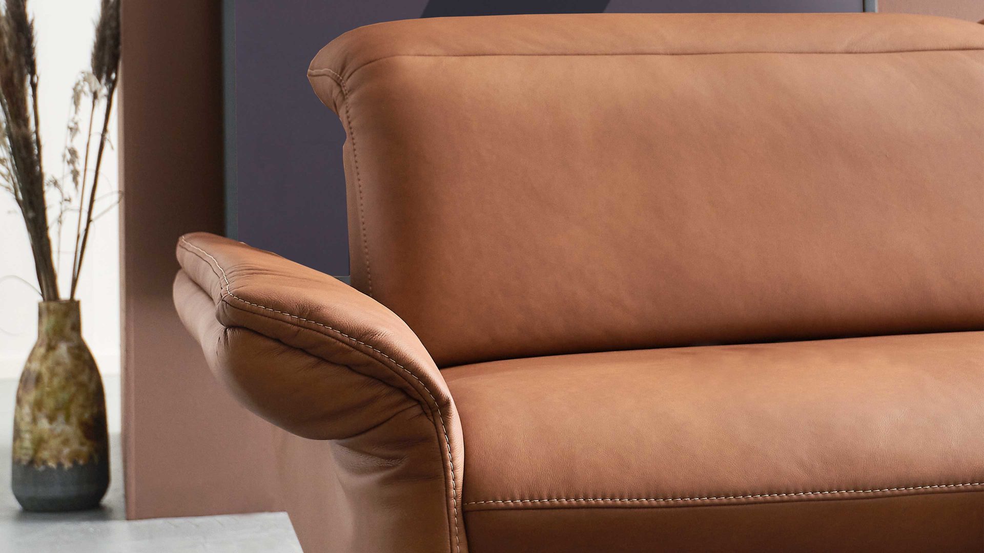 Ecksofa Himolla aus Leder in Orange himolla Polsterprogramm 1385-Promotion - Ecksofa mit motorischer Funktion brandyfarbenes LongLife-Leder LG24 & anthrazitfarbene Metallfüße - Stellfläche ca. 304 x 175 cm