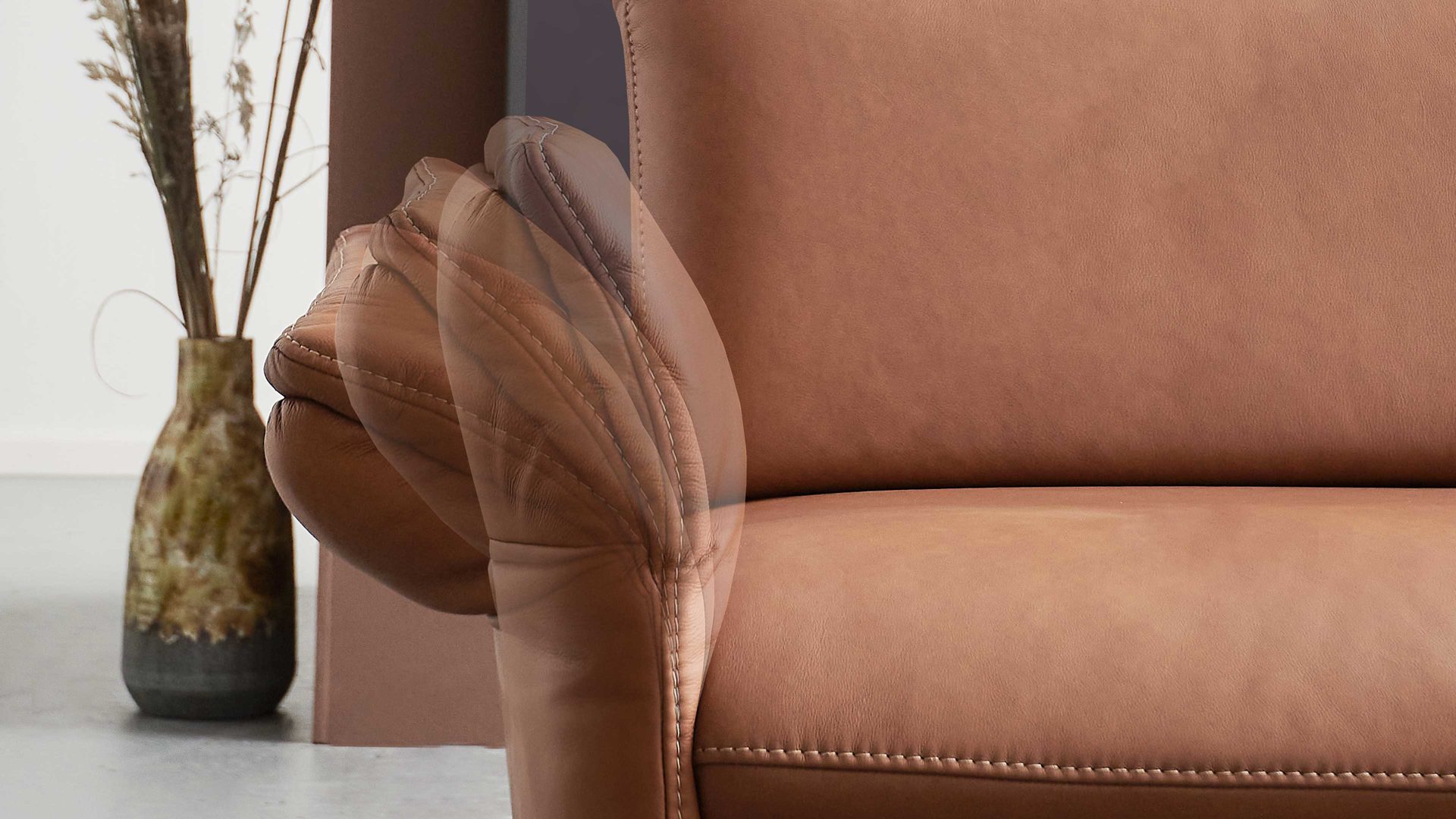 Ecksofa Himolla aus Leder in Orange himolla Polsterprogramm 1385-Promotion - Ecksofa mit motorischer Funktion brandyfarbenes LongLife-Leder LG24 & anthrazitfarbene Metallfüße - Stellfläche ca. 304 x 175 cm