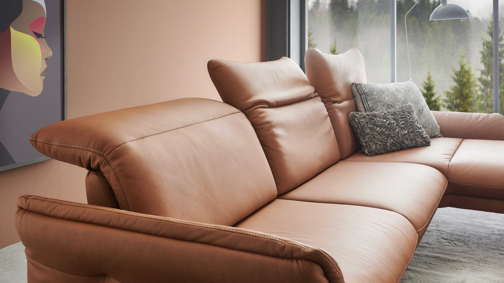 Ecksofa Himolla aus Leder in Orange himolla Polsterprogramm 1385-Promotion - Ecksofa mit motorischer Funktion brandyfarbenes LongLife-Leder LG24 & anthrazitfarbene Metallfüße - Stellfläche ca. 304 x 175 cm