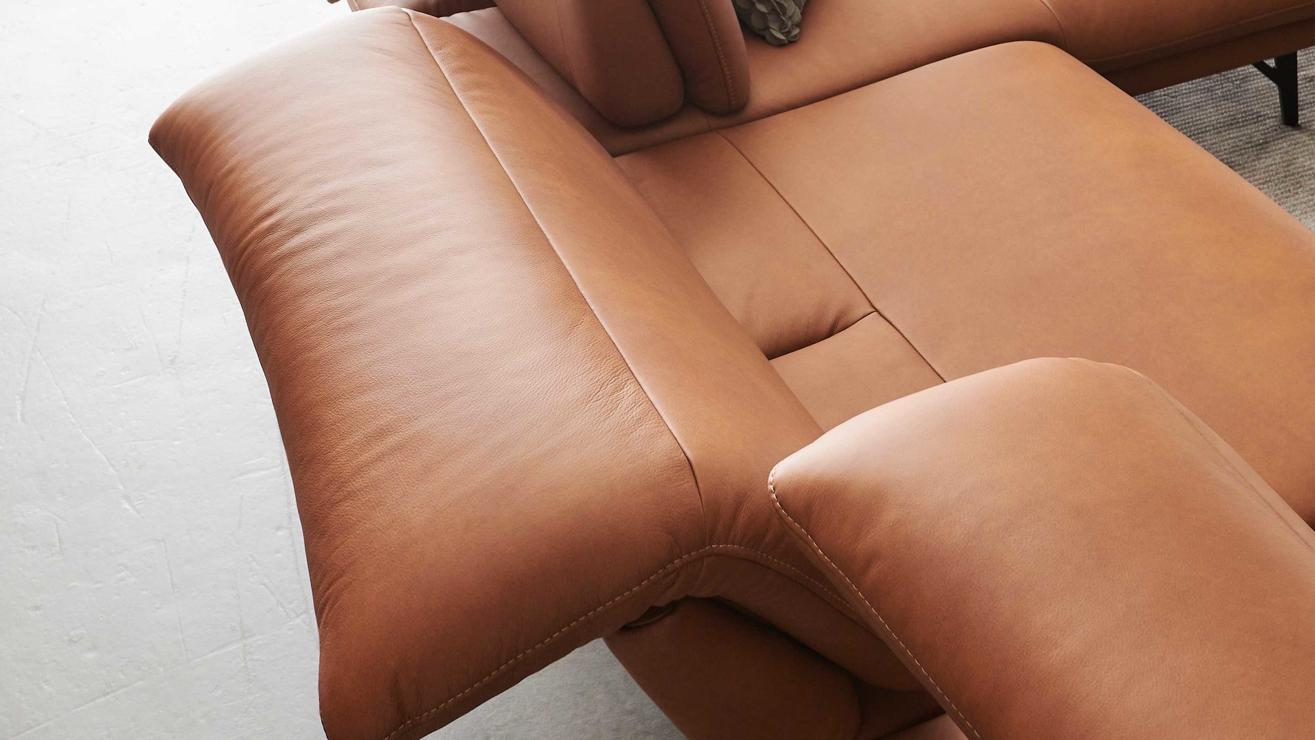 Ecksofa Himolla aus Leder in Orange himolla Polsterprogramm 1385-Promotion - Ecksofa mit motorischer Funktion brandyfarbenes LongLife-Leder LG24 & anthrazitfarbene Metallfüße - Stellfläche ca. 304 x 175 cm