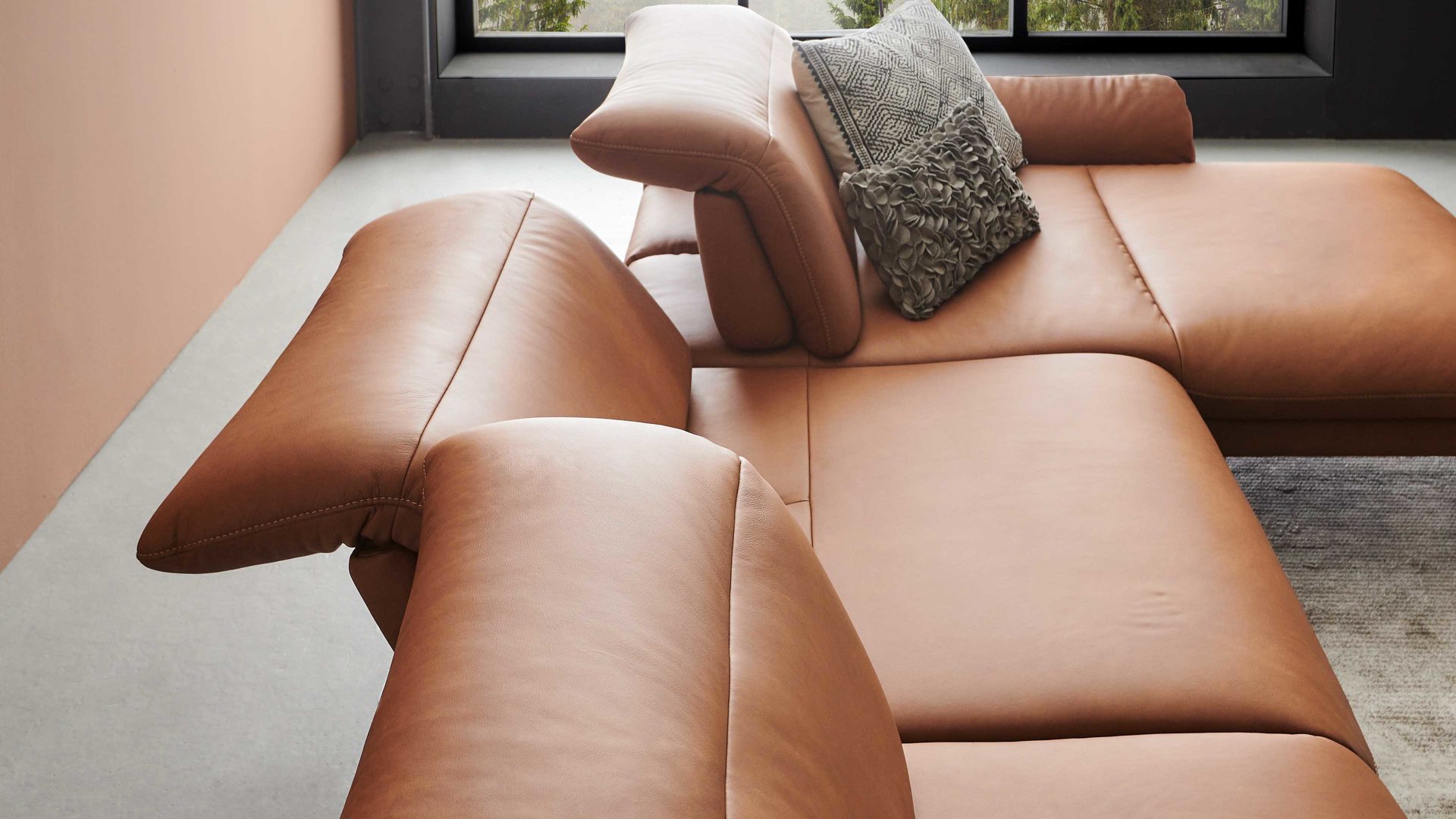 Ecksofa Himolla aus Leder in Orange himolla Polsterprogramm 1385-Promotion - Ecksofa mit motorischer Funktion brandyfarbenes LongLife-Leder LG24 & anthrazitfarbene Metallfüße - Stellfläche ca. 304 x 175 cm