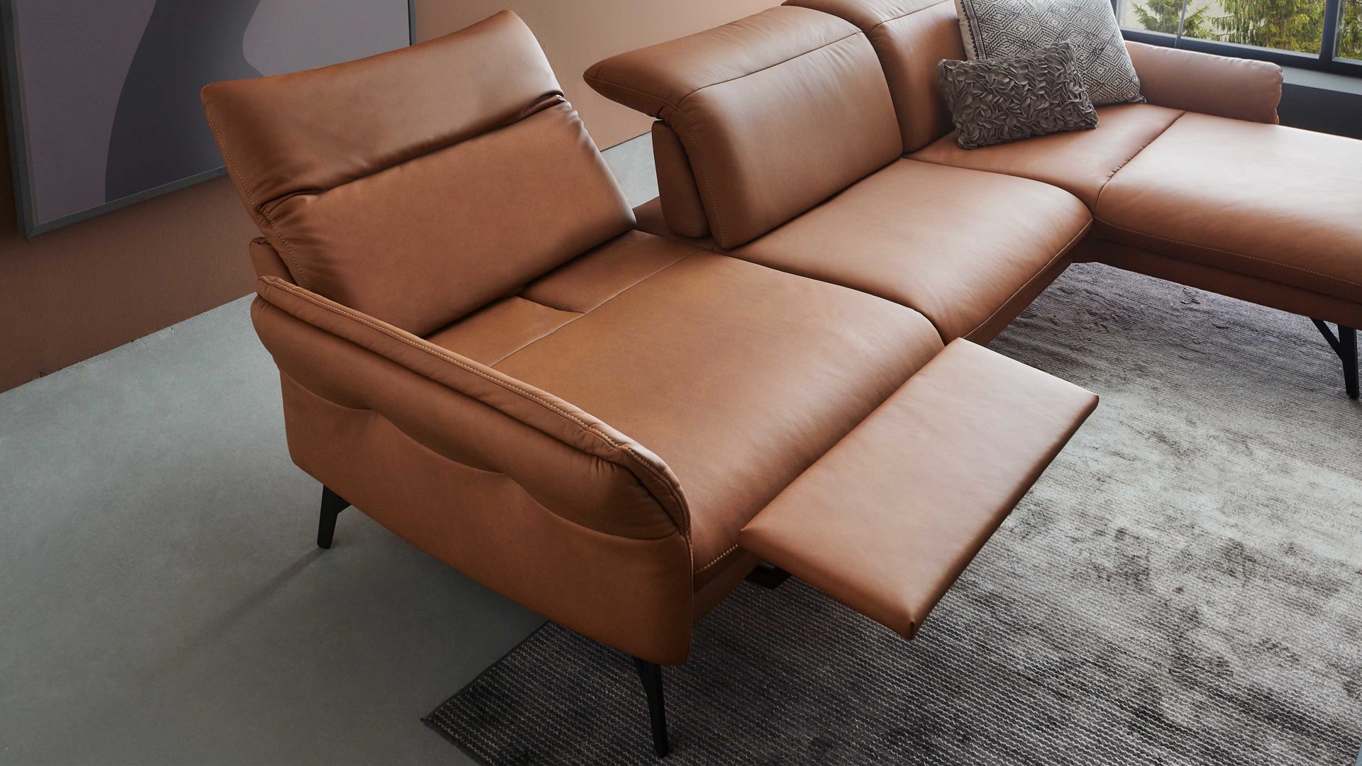 Ecksofa Himolla aus Leder in Orange himolla Polsterprogramm 1385-Promotion - Ecksofa mit motorischer Funktion brandyfarbenes LongLife-Leder LG24 & anthrazitfarbene Metallfüße - Stellfläche ca. 304 x 175 cm