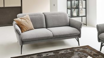 2,5-Sitzer Himolla aus Stoff in Grau himolla Polsterprogramm 1385-Promotion - 2,5-Sitzer mit motorischen Funktionen gletscherfarbener Bezug Q2 Fashion & anthrazitfarbene Metallfüße - Länge ca. 183 cm