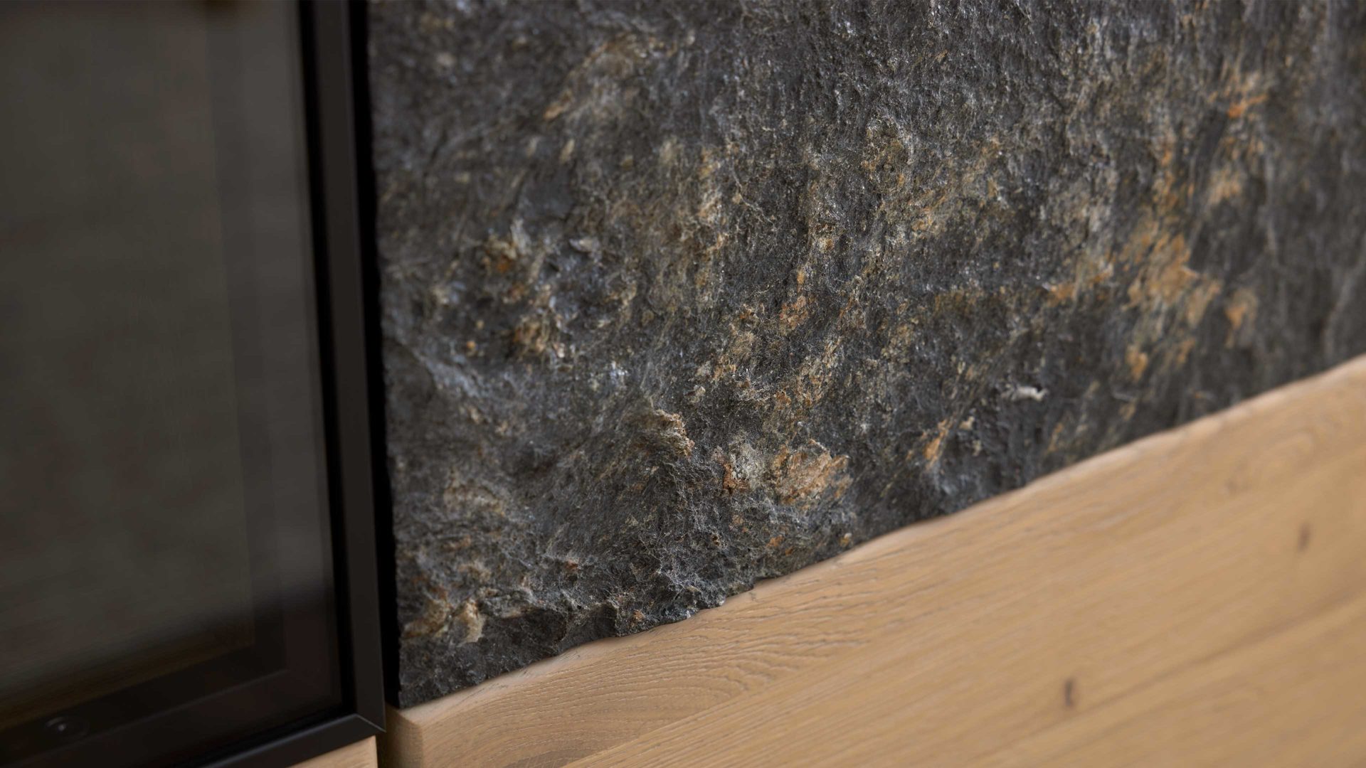 Lowboard Interliving aus Holz in Holzfarben Interliving Wohnzimmer Serie 2029 - Hänge-Lowboard 33 Wildeiche & Granit-Steinoptik - vier Türen, eine Schublade, Länge ca. 220 cm