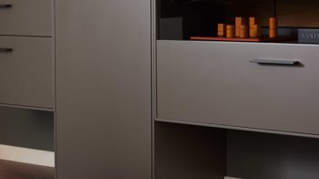 Wohnwand Interliving aus Holz in Dunkelgrau Interliving Wohnzimmer Serie 2030 - Wohnwand 86 Wolfram Grey & Spaltholz - dreiteilig, Länge ca. 275 cm