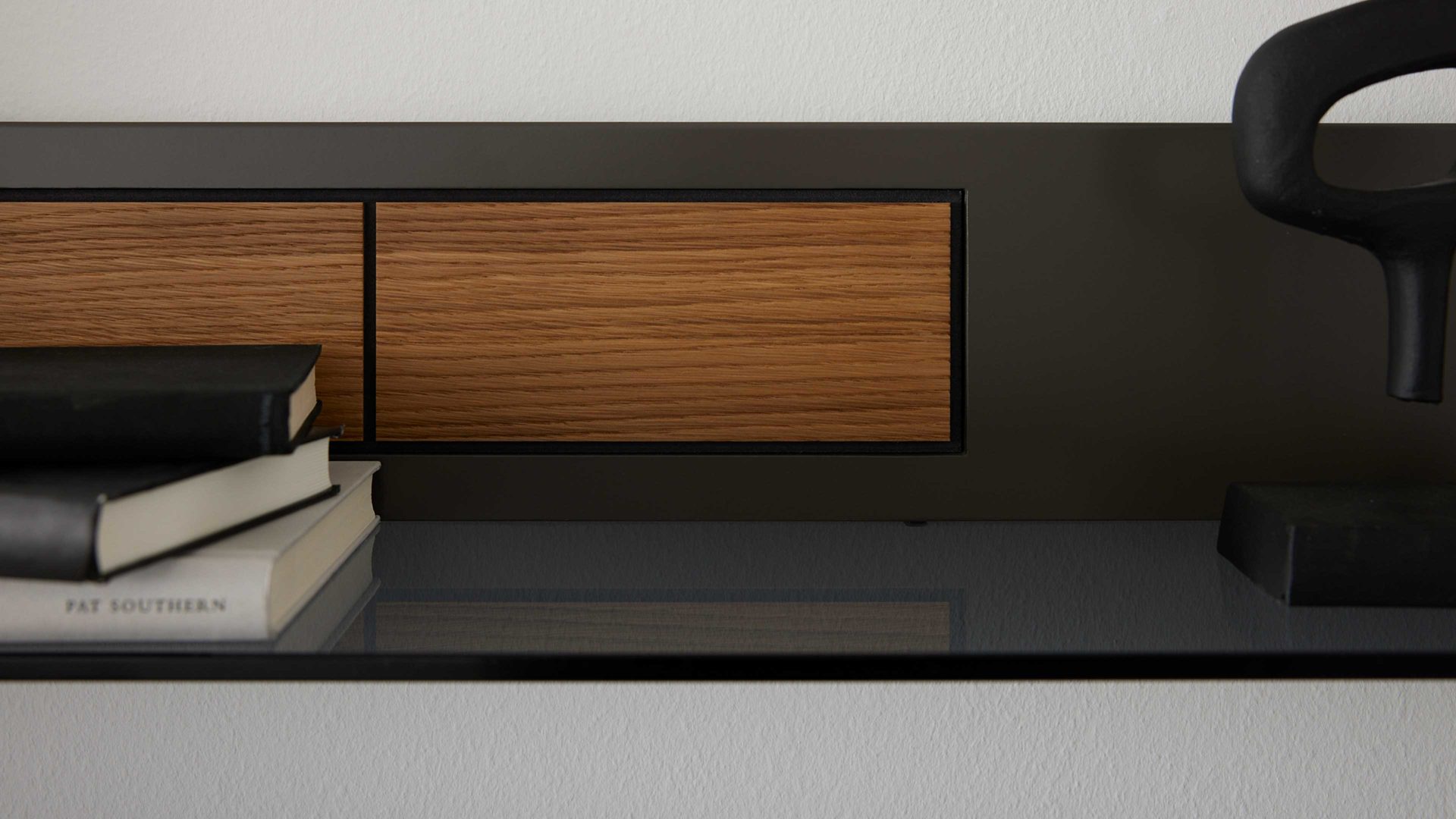 Wandregal Interliving aus Holz in Dunkelgrau Interliving Wohnzimmer Serie 2030 - Wandregal 40 Wolfram Grey & Spaltholz - Länge ca. 150 cm