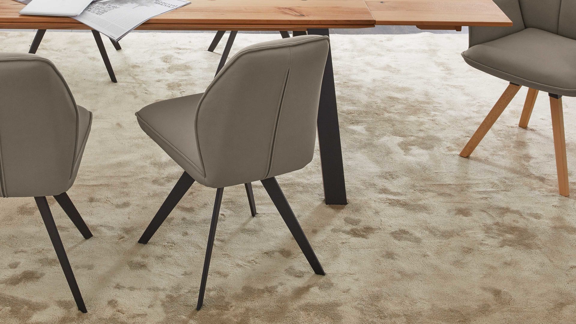 Polsterstuhl Interliving aus Stoff in Beige Interliving Esszimmer Serie 5102 – Polsterstuhl U331 mit Drehfunktion sandfarbene Mikrofaser Atlantis 914 & schwarzes Eisen