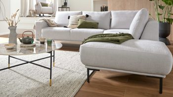 Ecksofa Interliving aus Stoff in Hellgrau Interliving Sofa Serie 4255 – Ecksofa silberfarbener Bezug Mara 9 & schwarze Metallfüße 4.26 - Stellfläche ca. 270 x 240 cm