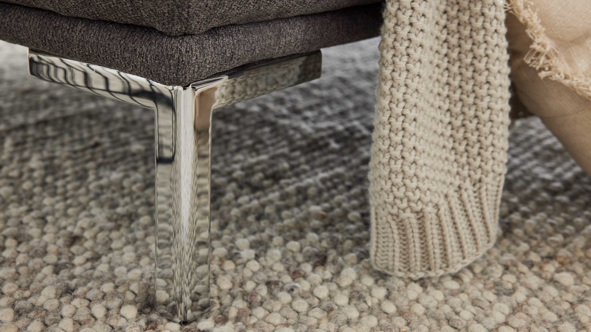 Polsterhocker Interliving aus Stoff in Dunkelgrau Interliving Sofa Serie 4255 – XXL-Polsterhocker grauer Bezug Comora 9853 & silberfarbene Metallfüße 4.26 - ca. 125 x 65 cm