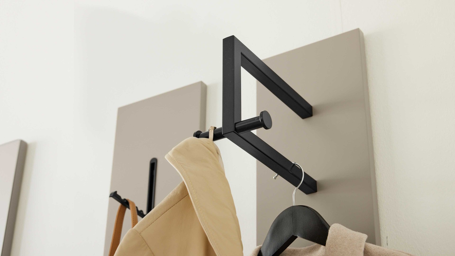 Wandgarderobe Interliving aus Holz in Hellgrau Interliving Garderobe Serie 6012 - Wandgarderobe INL-802 graubeiger Mattlack - ca. 20 x 180 cm