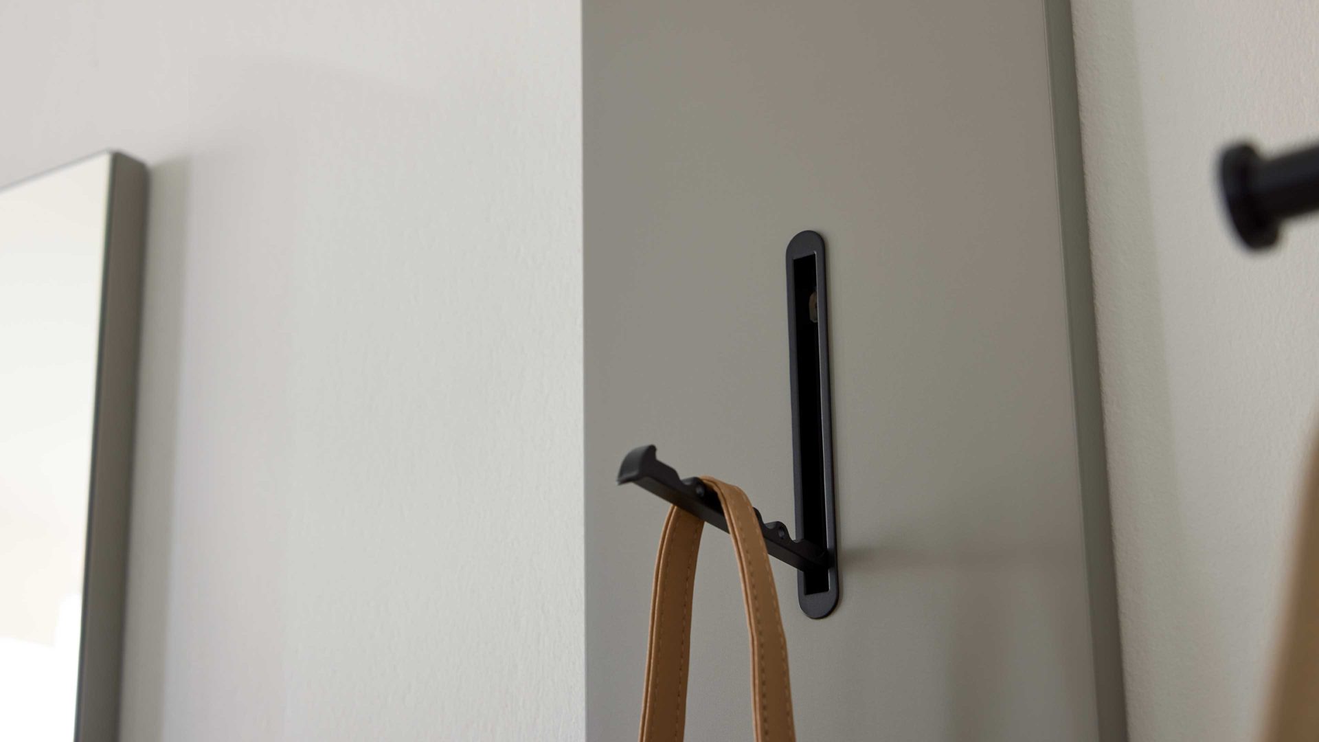 Wandgarderobe Interliving aus Holz in Hellgrau Interliving Garderobe Serie 6012 - Wandgarderobe graubeiger Mattlack - ca. 20 x 180 cm