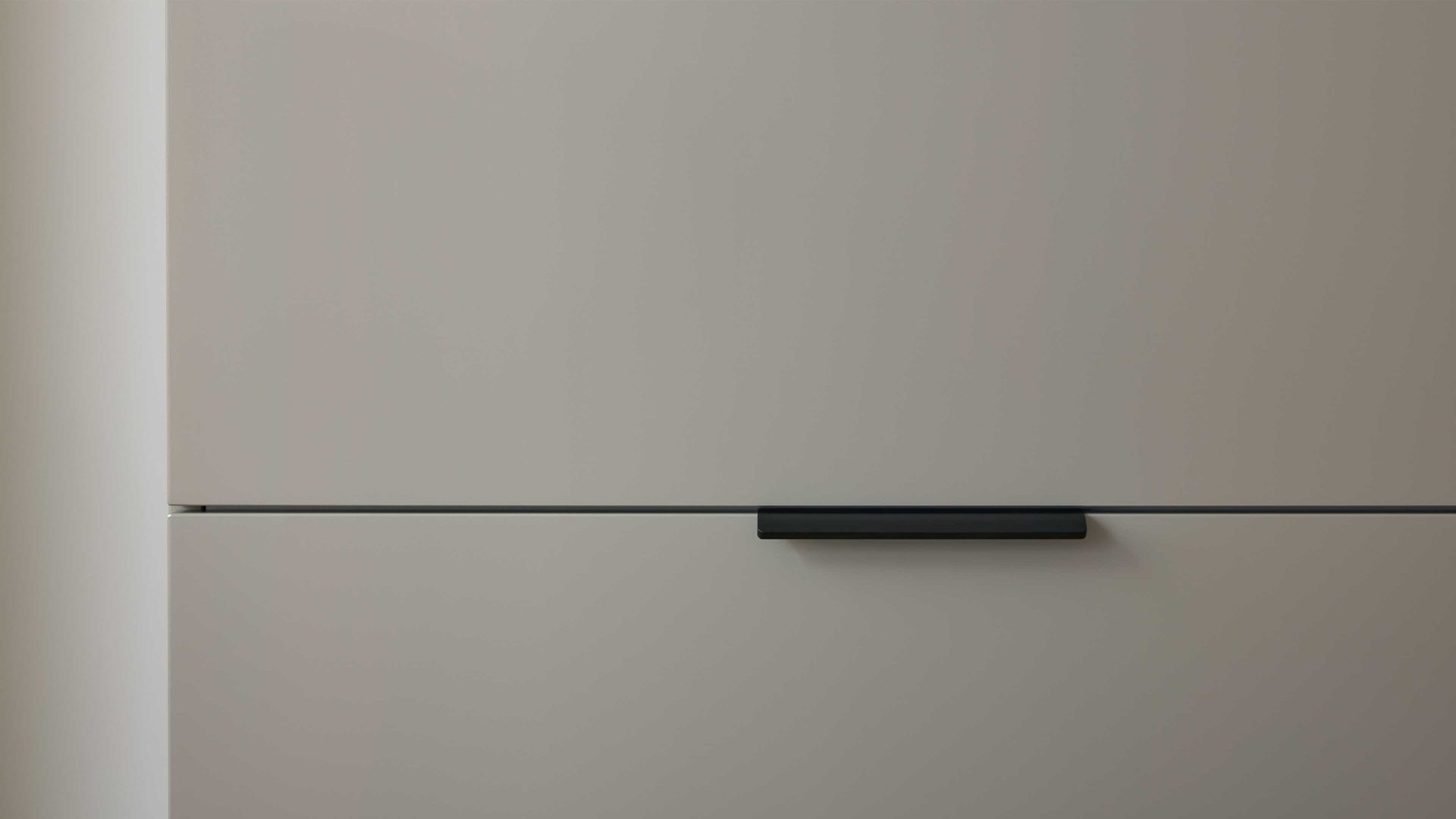 Schuhschrank Interliving aus Holz in Hellgrau Interliving Garderobe Serie 6012 - Hänge-Schuhschrank INL-106 graubeiger Mattlack - zwei Klappen, Breite ca.  160 cm