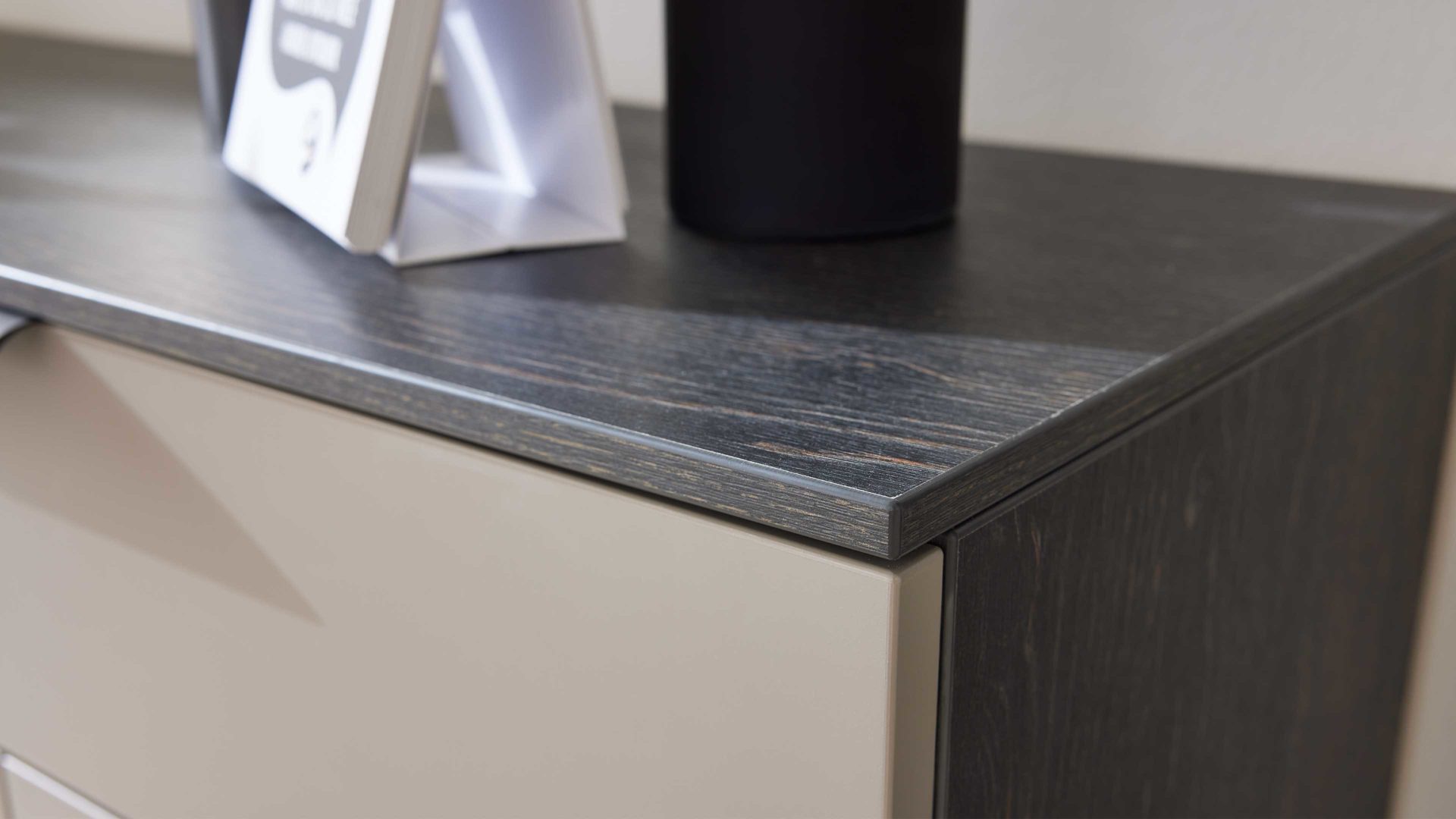 Kombikommode Interliving aus Holz in Grau Interliving Garderobe Serie 6012 - Kombikommode INL-302 graubeiger Mattlack & Räuchereiche - drei Türen, eine Schublade, Breite ca. 120 cm