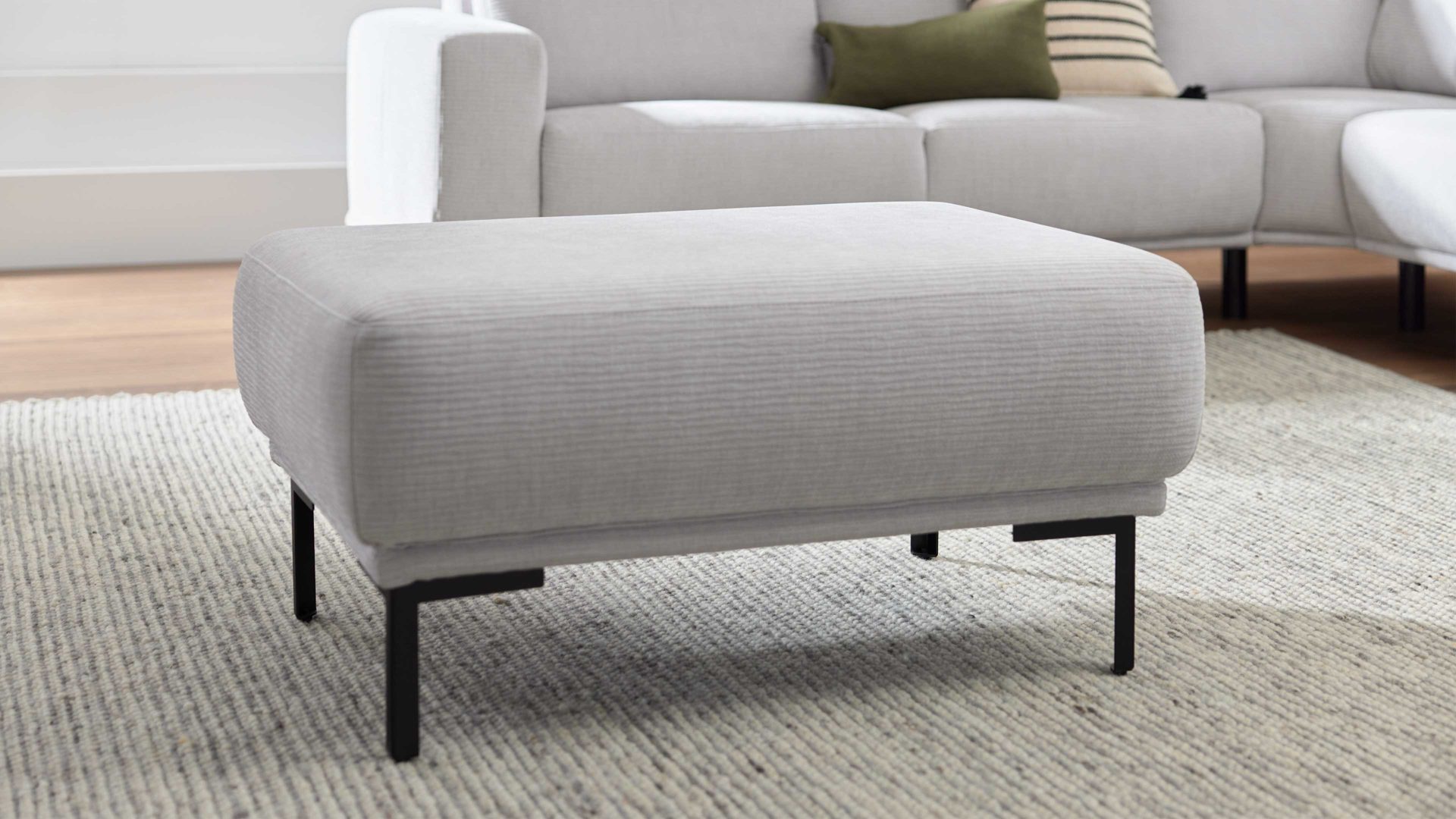 Polsterhocker Interliving aus Stoff in Hellgrau Interliving Sofa Serie 4255 – Polsterhocker silberfarbener Bezug Mara 9 & schwarze Metallfüße 4.26 - ca. 65 x 95 cm