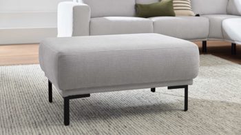 Polsterhocker Interliving aus Stoff in Hellgrau Interliving Sofa Serie 4255 – Polsterhocker silberfarbener Bezug Mara 9 & schwarze Metallfüße 4.26 - ca. 65 x 95 cm