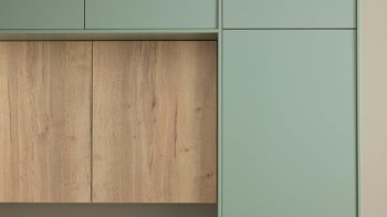 Einbauküche WERT KÜCHE® aus Holz in Grün WERT KÜCHE® Mattea Color mit SIEMENS Einbaugeräten Eukalyptusgrün & Alteiche provence - zweizeilig