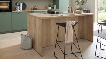 Einbauküche WERT KÜCHE® aus Holz in Grün WERT KÜCHE® Mattea Color mit SIEMENS Einbaugeräten Eukalyptusgrün & Alteiche provence - zweizeilig