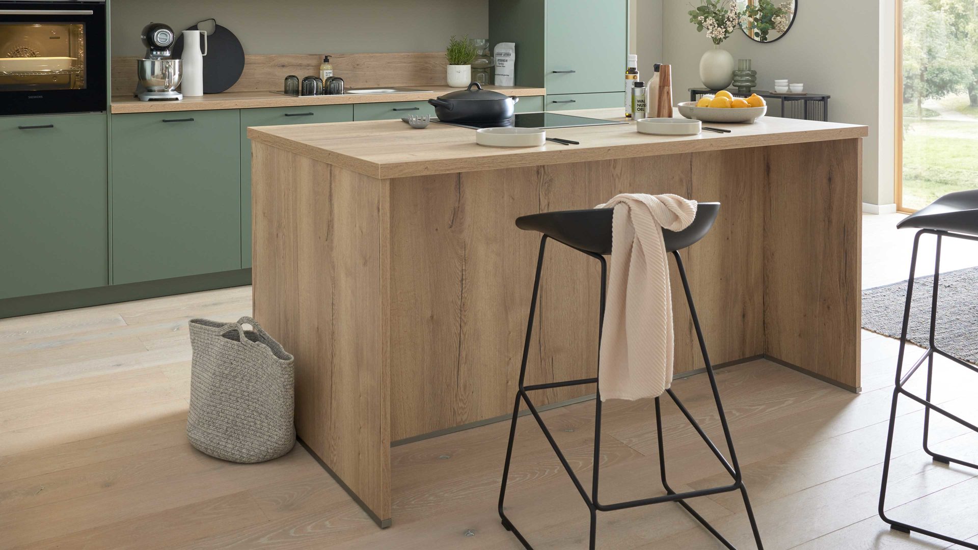 Einbauküche WERT KÜCHE® aus Holz in Grün WERT KÜCHE® Mattea Color mit SIEMENS Einbaugeräten Eukalyptusgrün & Alteiche provence - zweizeilig