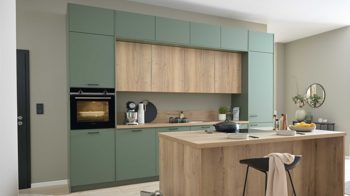 Einbauküche WERT KÜCHE® aus Holz in Grün WERT KÜCHE® Mattea Color mit SIEMENS Einbaugeräten Eukalyptusgrün & Alteiche provence - zweizeilig