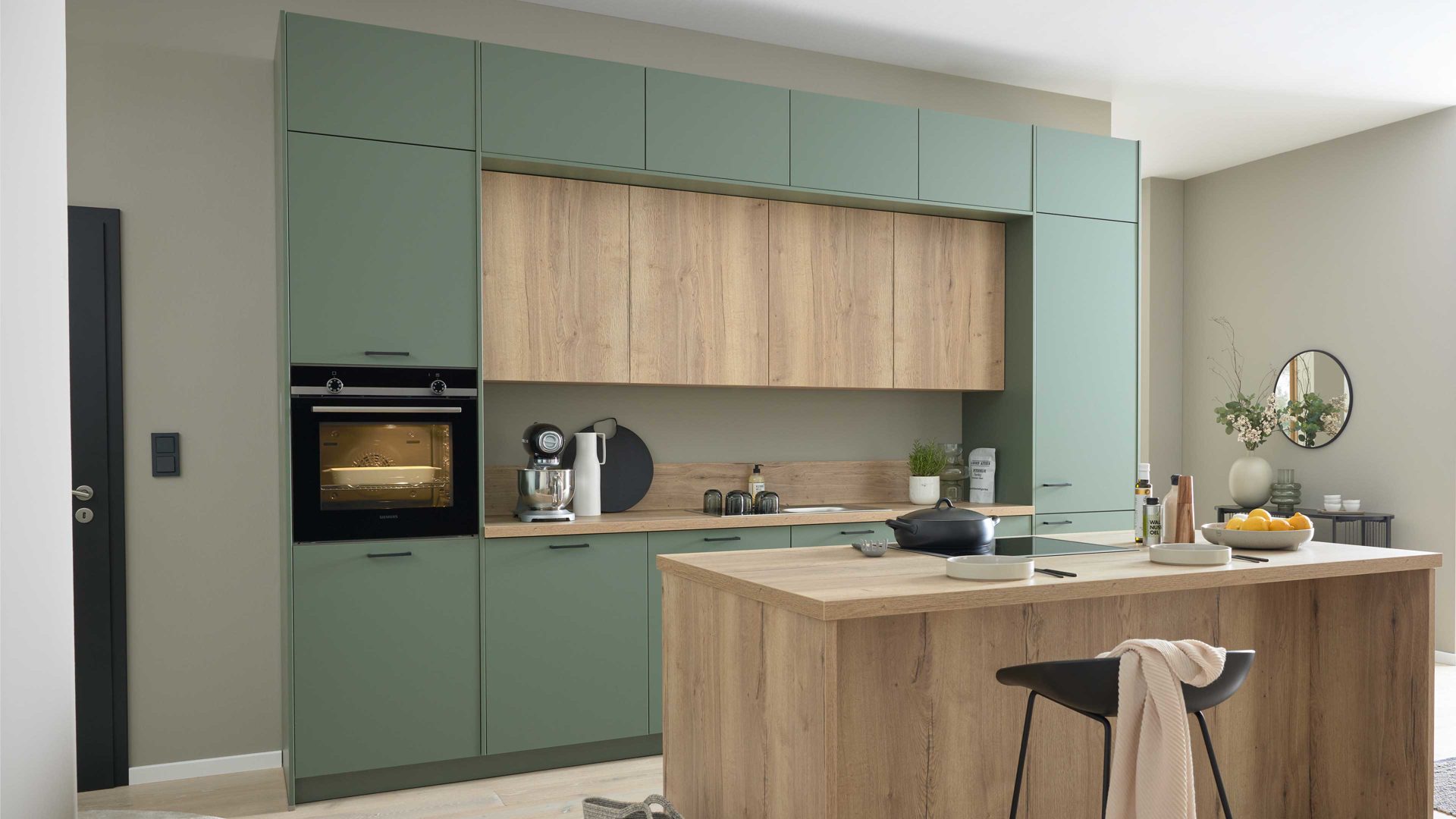 Einbauküche WERT KÜCHE® aus Holz in Grün WERT KÜCHE® Mattea Color mit SIEMENS Einbaugeräten Eukalyptusgrün & Alteiche provence - zweizeilig