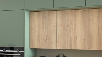 Einbauküche WERT KÜCHE® aus Holz in Grün WERT KÜCHE® Mattea Color mit SIEMENS Einbaugeräten Eukalyptusgrün & Alteiche provence - zweizeilig