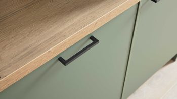 Einbauküche WERT KÜCHE® aus Holz in Grün WERT KÜCHE® Mattea Color mit SIEMENS Einbaugeräten Eukalyptusgrün & Alteiche provence - zweizeilig