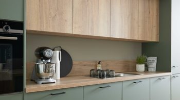 Einbauküche WERT KÜCHE® aus Holz in Grün WERT KÜCHE® Mattea Color mit SIEMENS Einbaugeräten Eukalyptusgrün & Alteiche provence - zweizeilig