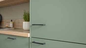 Einbauküche WERT KÜCHE® aus Holz in Grün WERT KÜCHE® Mattea Color mit SIEMENS Einbaugeräten Eukalyptusgrün & Alteiche provence - zweizeilig