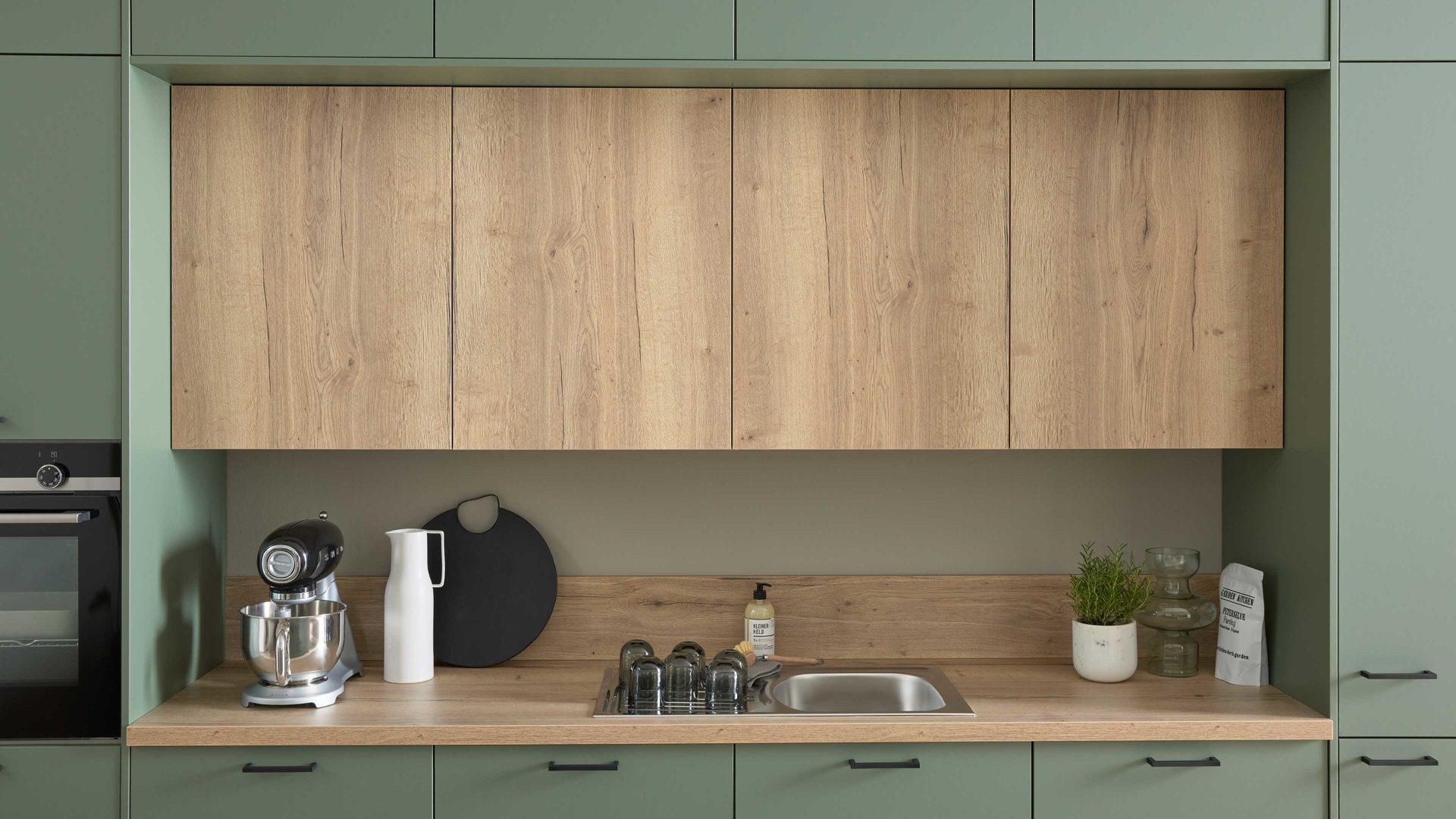 Einbauküche WERT KÜCHE® aus Holz in Grün WERT KÜCHE® Mattea Color mit SIEMENS Einbaugeräten Eukalyptusgrün & Alteiche provence - zweizeilig