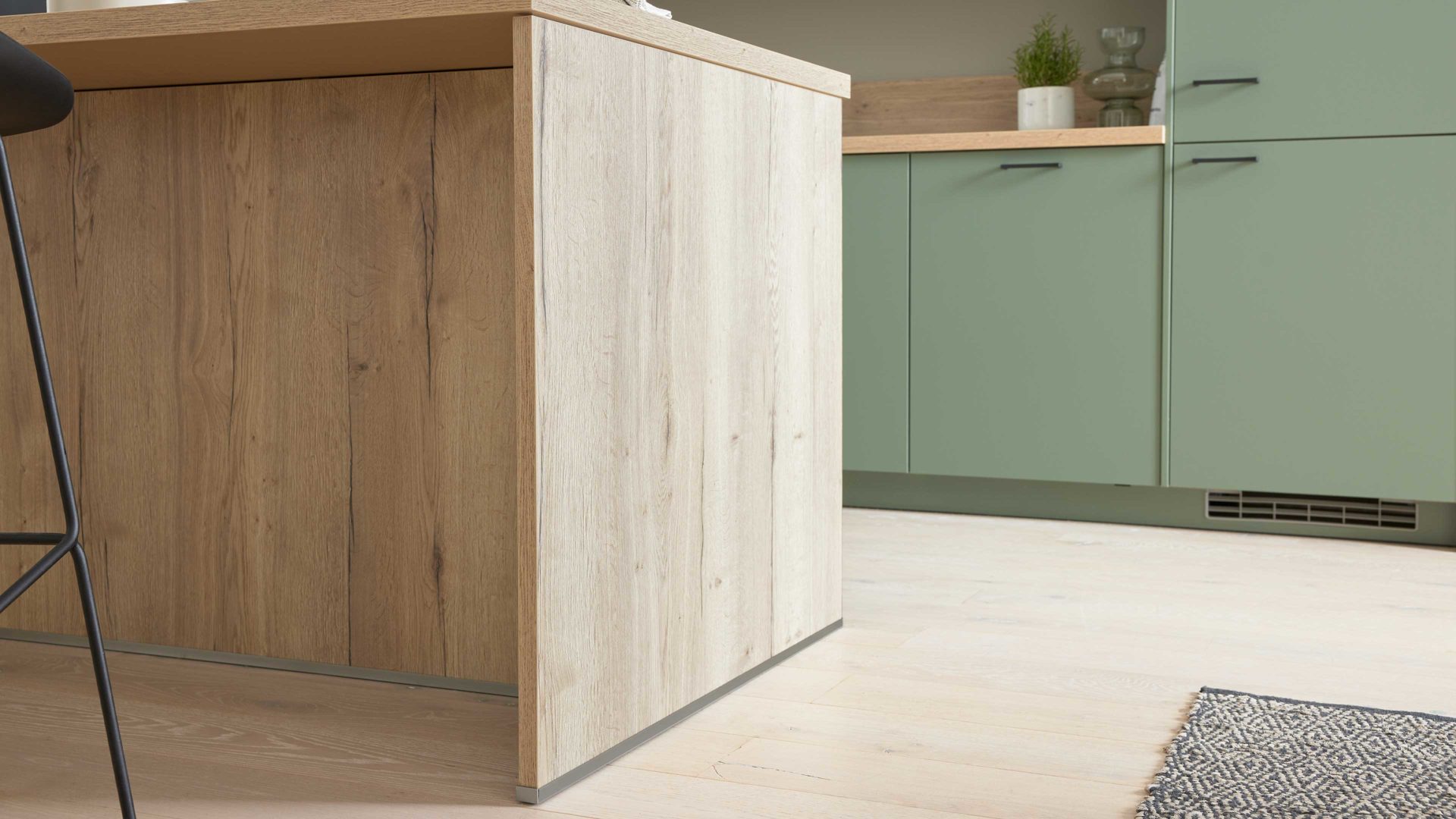 Einbauküche WERT KÜCHE® aus Holz in Grün WERT KÜCHE® Mattea Color mit SIEMENS Einbaugeräten Eukalyptusgrün & Alteiche provence - zweizeilig