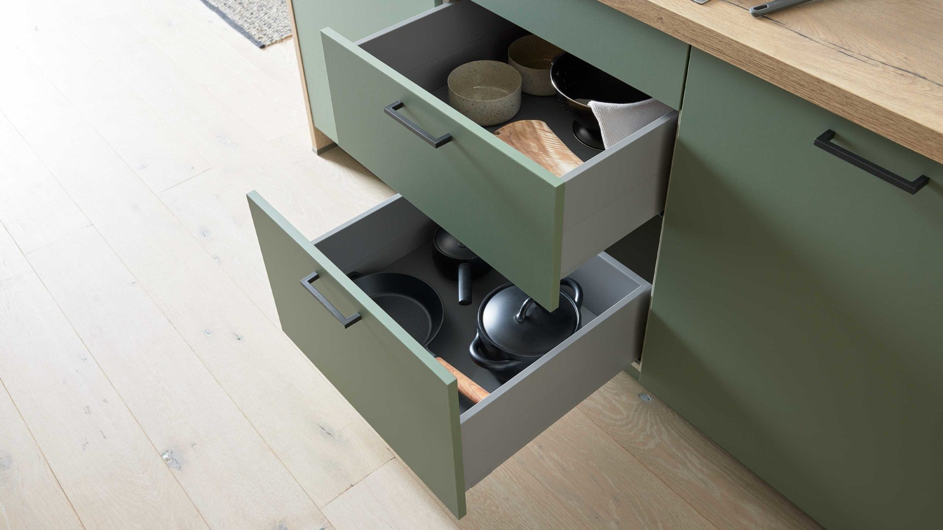 Einbauküche WERT KÜCHE® aus Holz in Grün WERT KÜCHE® Mattea Color mit SIEMENS Einbaugeräten Eukalyptusgrün & Alteiche provence - zweizeilig