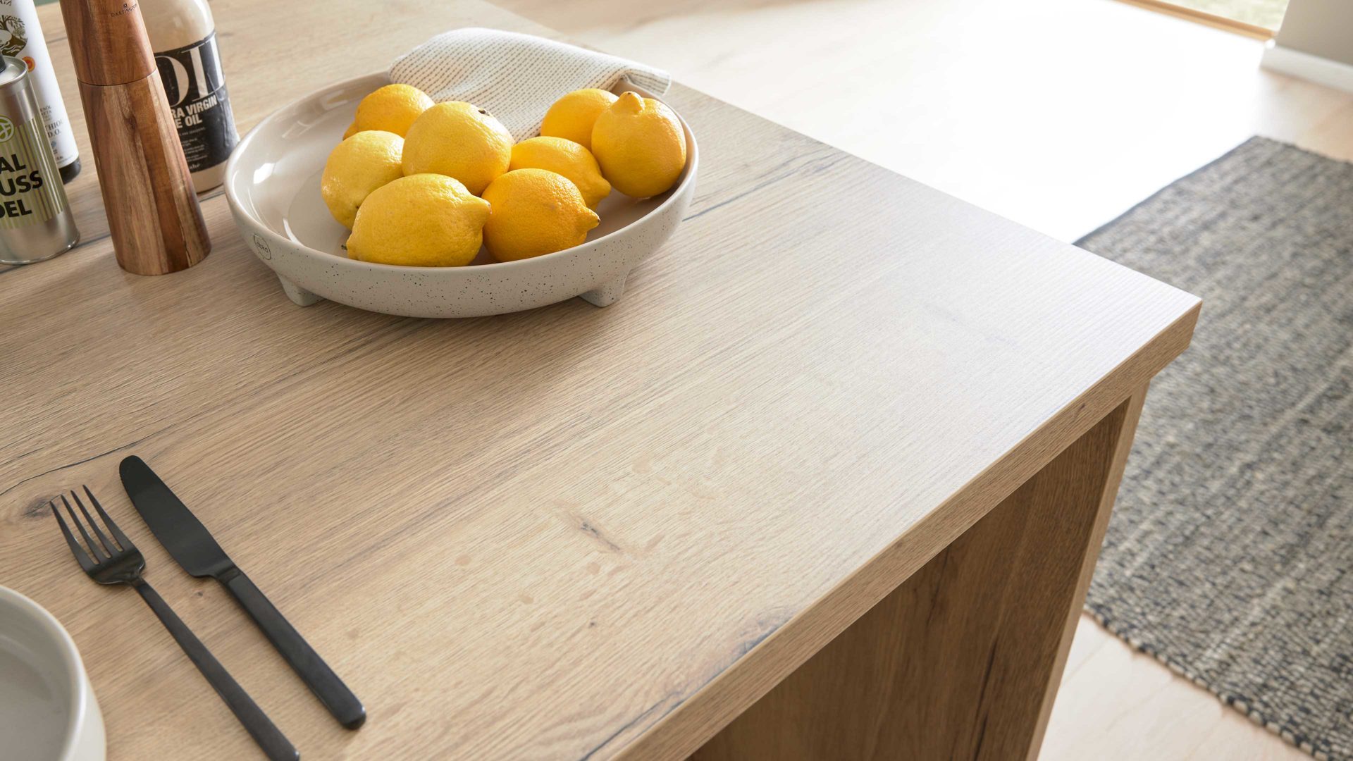 Einbauküche WERT KÜCHE® aus Holz in Grün WERT KÜCHE® Mattea Color mit SIEMENS Einbaugeräten Eukalyptusgrün & Alteiche provence - zweizeilig