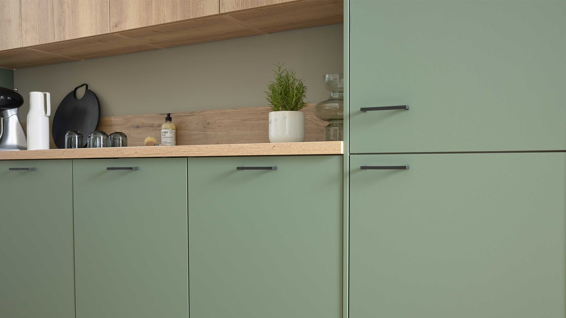 Einbauküche WERT KÜCHE® aus Holz in Grün WERT KÜCHE® Mattea Color mit SIEMENS Einbaugeräten Eukalyptusgrün & Alteiche provence - zweizeilig