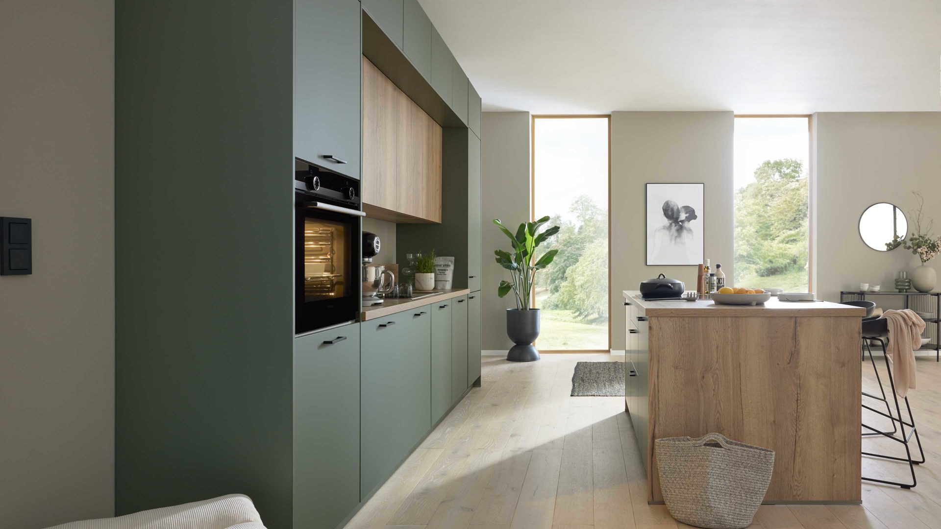 Einbauküche WERT KÜCHE® aus Holz in Grün WERT KÜCHE® Mattea Color mit SIEMENS Einbaugeräten Eukalyptusgrün & Alteiche provence - zweizeilig