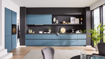 Einbauküche WERT KÜCHE® aus Holz in Blau WERT KÜCHE® Mattea Color mit Miele Einbaugeräten Stahlblau & Corten Oxid - zweizeilig