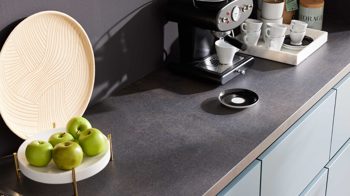 Einbauküche WERT KÜCHE® aus Holz in Blau WERT KÜCHE® Mattea Color mit Miele Einbaugeräten Stahlblau & Corten Oxid - zweizeilig