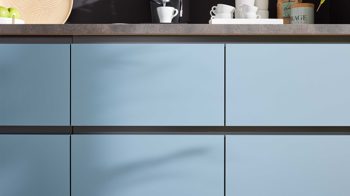 Einbauküche WERT KÜCHE® aus Holz in Blau WERT KÜCHE® Mattea Color mit Miele Einbaugeräten Stahlblau & Corten Oxid - zweizeilig