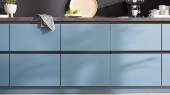 Einbauküche WERT KÜCHE® aus Holz in Blau WERT KÜCHE® Mattea Color mit Miele Einbaugeräten Stahlblau & Corten Oxid - zweizeilig