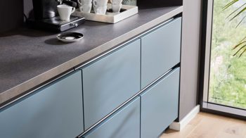 Einbauküche WERT KÜCHE® aus Holz in Blau WERT KÜCHE® Mattea Color mit Miele Einbaugeräten Stahlblau & Corten Oxid - zweizeilig