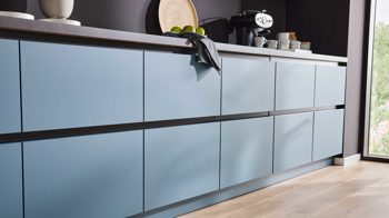 Einbauküche WERT KÜCHE® aus Holz in Blau WERT KÜCHE® Mattea Color mit Miele Einbaugeräten Stahlblau & Corten Oxid - zweizeilig