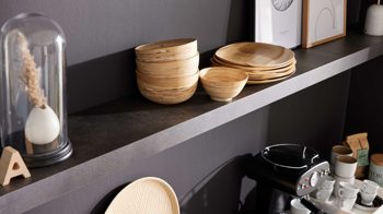 Einbauküche WERT KÜCHE® aus Holz in Blau WERT KÜCHE® Mattea Color mit Miele Einbaugeräten Stahlblau & Corten Oxid - zweizeilig