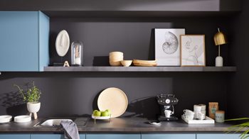 Einbauküche WERT KÜCHE® aus Holz in Blau WERT KÜCHE® Mattea Color mit Miele Einbaugeräten Stahlblau & Corten Oxid - zweizeilig