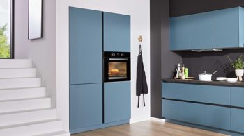 Einbauküche WERT KÜCHE® aus Holz in Blau WERT KÜCHE® Mattea Color mit Miele Einbaugeräten Stahlblau & Corten Oxid - zweizeilig