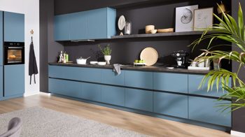 Einbauküche WERT KÜCHE® aus Holz in Blau WERT KÜCHE® Mattea Color mit Miele Einbaugeräten Stahlblau & Corten Oxid - zweizeilig